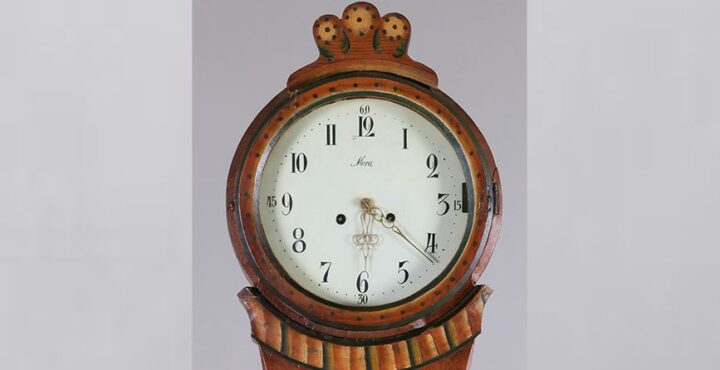 Närbild. Moraklocka, Mora, anno 1840_item_633555__foto Nyköpings auktionsverk