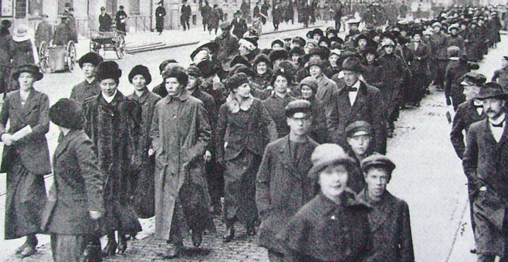 Protesterande_mödrar_till_Mjölcentralen_Axel_Malmström